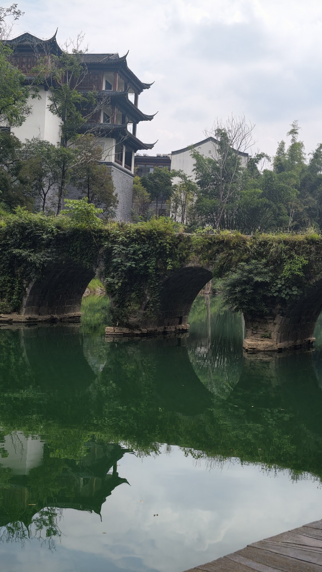 云低水静，三孔桥